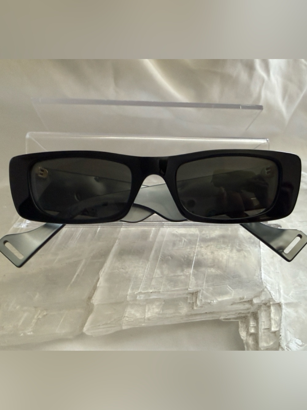 Gucci Men's Black Rectangular Sunglasses with Gray Lenses - Picture 3 of 7